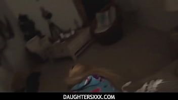 Reproducir Casey ballerini clavada por su padrastro en su dormitorio