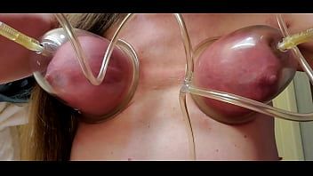 Riproduci Pompare le mie tette con la mia pompa ricaricabile per l'ingrandimento del seno