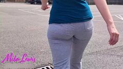 Reproducir La nena rubia Mila Lewis sale a caminar en mallas y una toalla sanitaria: un espectáculo de miradas perfectas