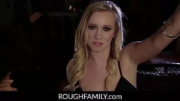 Reproducir Hermana cachonda recibe a su hermano - roughfamily.com