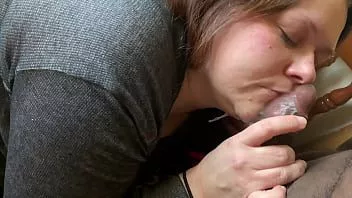 Redare Vecinul a venit să-mi spună să-mi refuz muzica. devine neglijent facial cu muzica încă tare.