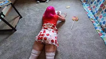تشغيل يذهب الأخ غير الشقيق للحصول على أخته لتناول العشاء ويضربها عندما يكونان بمفردهما