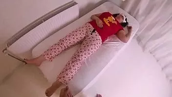 Reproducir Papá despierta a su hijastra con una polla dentro.