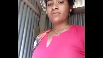 Redare Maya Bhabhi arată sânii ei prietenului ei pe telefon