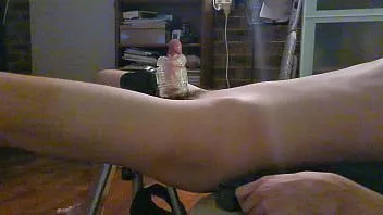 play Scopata a mani libere usando il Fleshlight montato su treppiede