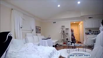 Redare O fată drăguță brunetă (fără prezentare) așteaptă spectacolul privat