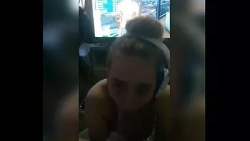 Redare Îmi poartă căștile în timp ce îmi sug pula în timpul live. pct. 1