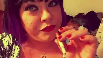 تشغيل BBW البريطاني دوم تينا سنو يشعل سيجارة مع أعواد الثقاب مع المتدلي ، أومي والانجراف
