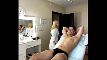 play Revelações de um modelo de webcam russa durante a depilação de corpo inteiro