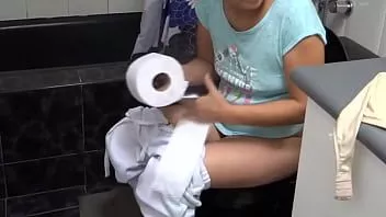 Redare Prima dată când ne masturbăm cu fiul vitreg și el îmi vine pe sânii cu penisul lui frumos