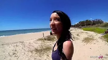 Riproduci Pickup tania adolescente magro per la prima inculata in una spiaggia pubblica da parte di un vecchio
