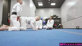 Redare Bffsxxx - un profesor de karate norocos se ia cu trei eleve fierbinți abigail peach, bella rolland și olivia grey pe care le ia în ipostaze de karate