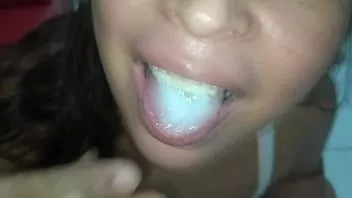 play 当我住在爱彼迎酒店时，我发现一个女孩用假阳具自慰，她给我口交，我射在她嘴里，她非常放荡地吞下了我所有的精液。最好的体验