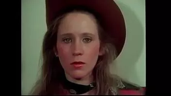 播放 牧场主的漂亮女儿需要找到可以帮忙做家务的农夫，她的选择落在了一个塞满大洞的令人愉快的老年黑人绅士身上
