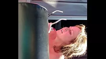 play Conheci essa loira madura na piscina, decidimos transar no meu pátio