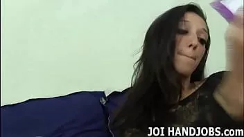 Reproducir No podemos quitar nuestras manos de tu joi de polla perfecta