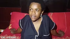 Riproduci La giovane amatoriale Ijeoma si bagna nel suo primo AfroBang