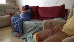 Jouer Une MILF arabe portant le hijab reçoit une éjaculation surprise de son beau-fils pendant la masturbation