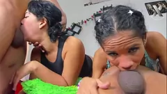 Oynat İki Çıtçıt Sıska MILF ve Kıvrımlı Bir Gençle Deney Yapıyor