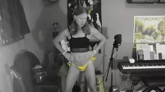 Riproduci Danza solista sensuale: trans bionda magra in mutandine gialle si masturba e ingoia sperma