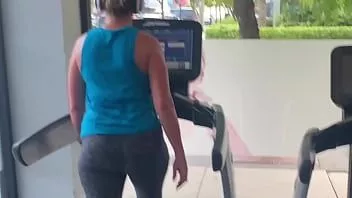 Reproduzir Candid Milf provocando na esteira pt. 1