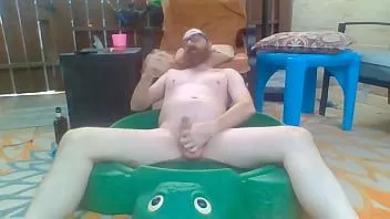 Играть Кончаю голым на заднем дворике, сидя дома !!