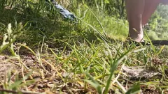 Reproducir Curioso naturista cierra su ropa y explora la vía pública