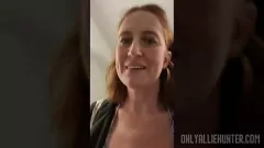 play Redhead MILF si soddisfa di dildo nella doccia pubblica