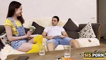 Играть Sis.porn. красотка легкого поведения занимается возбуждающим сексом с беспринципным сводным братом