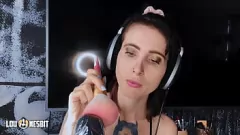 Afspelen Duitse sissy ASMR: Lou Nesbit & Lia Louise in Dominerende Femme Fatale Encounter