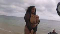 Jouer Journée de la plage de la déesse ébène: bts de Firehousexxx