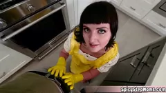 Reproducir La seductora madrastra MILF Jane le hace a su hijastro una mamada y una paja alucinantes en una escena tabú POV